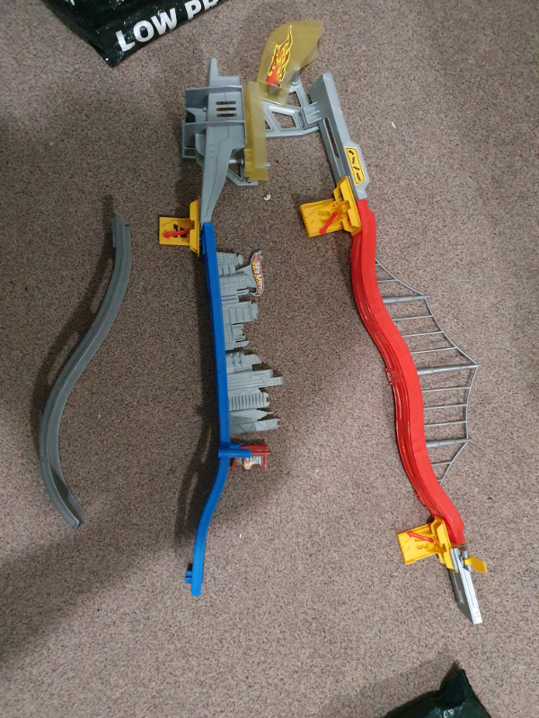 wall mounted hot wheels track